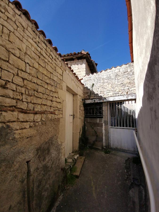 La Maison De Thomas Saint-Amant-de-Boixe Exterior foto