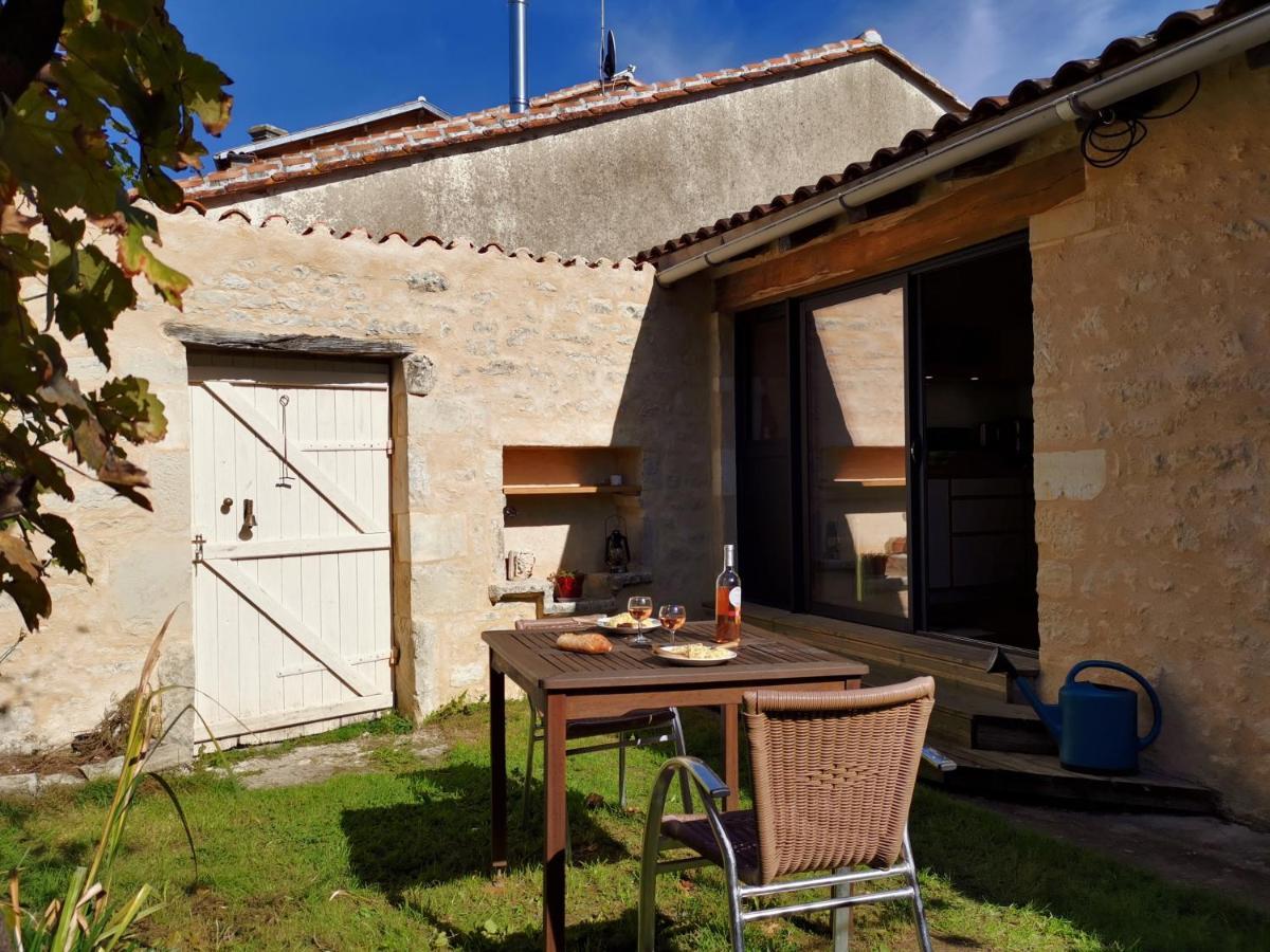 La Maison De Thomas Saint-Amant-de-Boixe Exterior foto